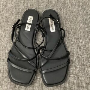 Steve Madden 8.5 Black strap flat Sandals. (Sh010)